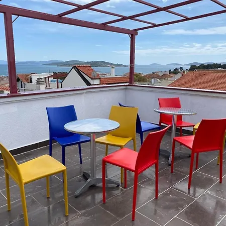 Apartman In Betina Mit Schoener Terrasse Vodice