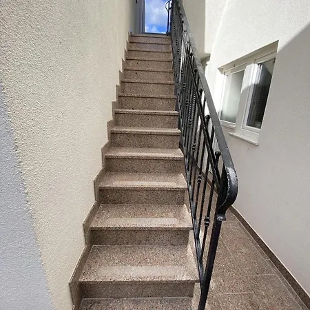 Apartment In Betina Mit Schoener Terrasse Vodice
